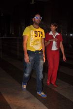 Yuvraj Singh cool casual look snapped at domestic airport on 22nd Dec 2011 (3).JPG